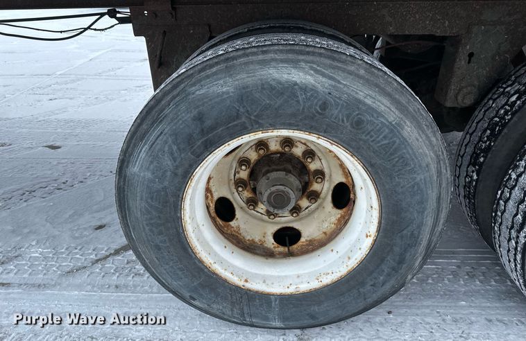 image for item DN0939 2002 Stoughton  AVW-535T-S-C-AR dry van trailer