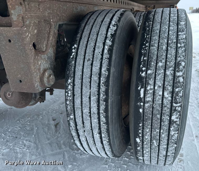 image for item DN0939 2002 Stoughton  AVW-535T-S-C-AR dry van trailer