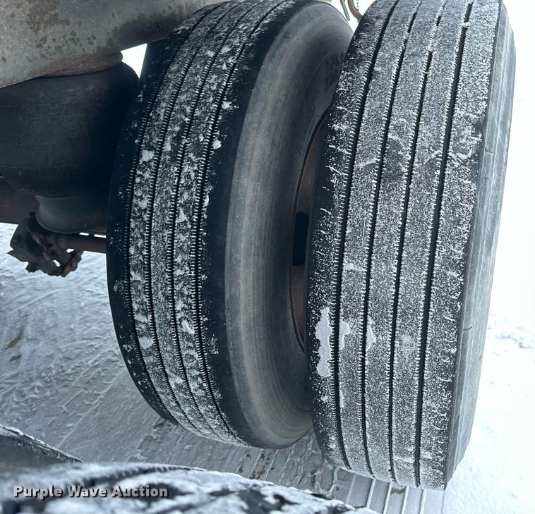 image for item DN0939 2002 Stoughton  AVW-535T-S-C-AR dry van trailer