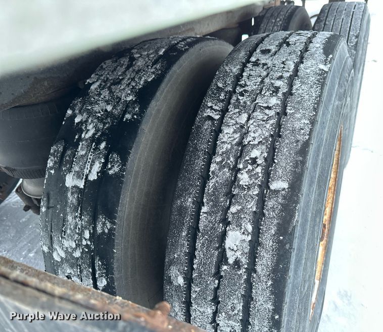 image for item DN0939 2002 Stoughton  AVW-535T-S-C-AR dry van trailer