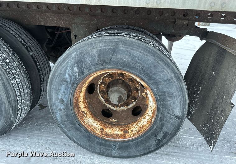 image for item DN0939 2002 Stoughton  AVW-535T-S-C-AR dry van trailer