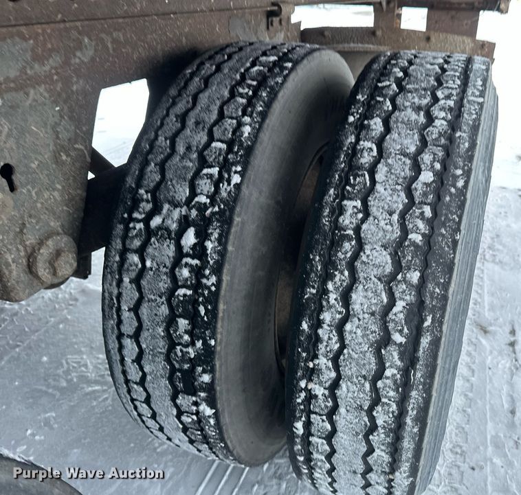 image for item DN0939 2002 Stoughton  AVW-535T-S-C-AR dry van trailer