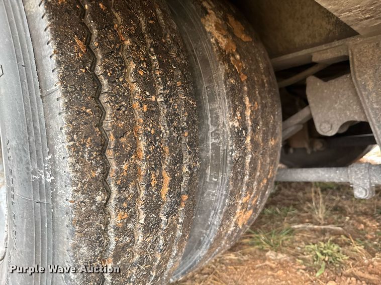 image for item DO0226 1985 Trail King 1965-1350 hydraulic tail equipment trailer