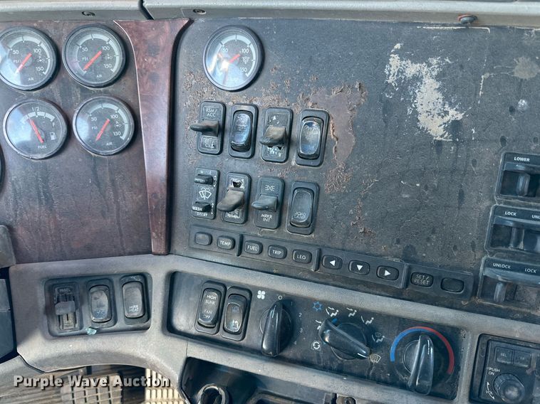 image for item DP6093 1998 Freightliner FLC112 semi truck