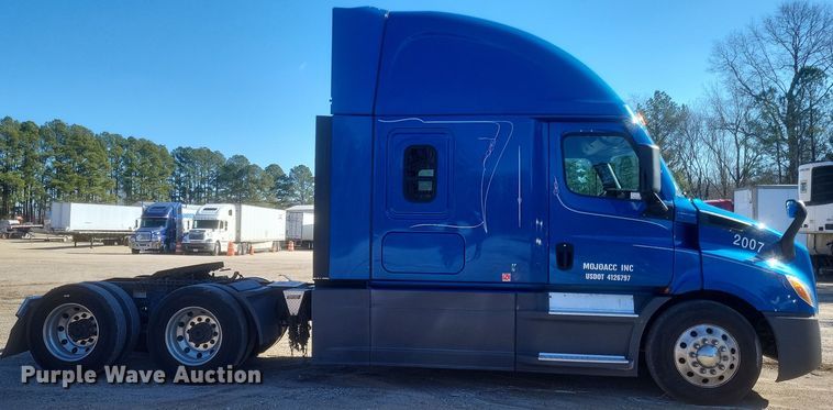 image for item DS5184 2020 Freightliner Cascadia 116 semi truck