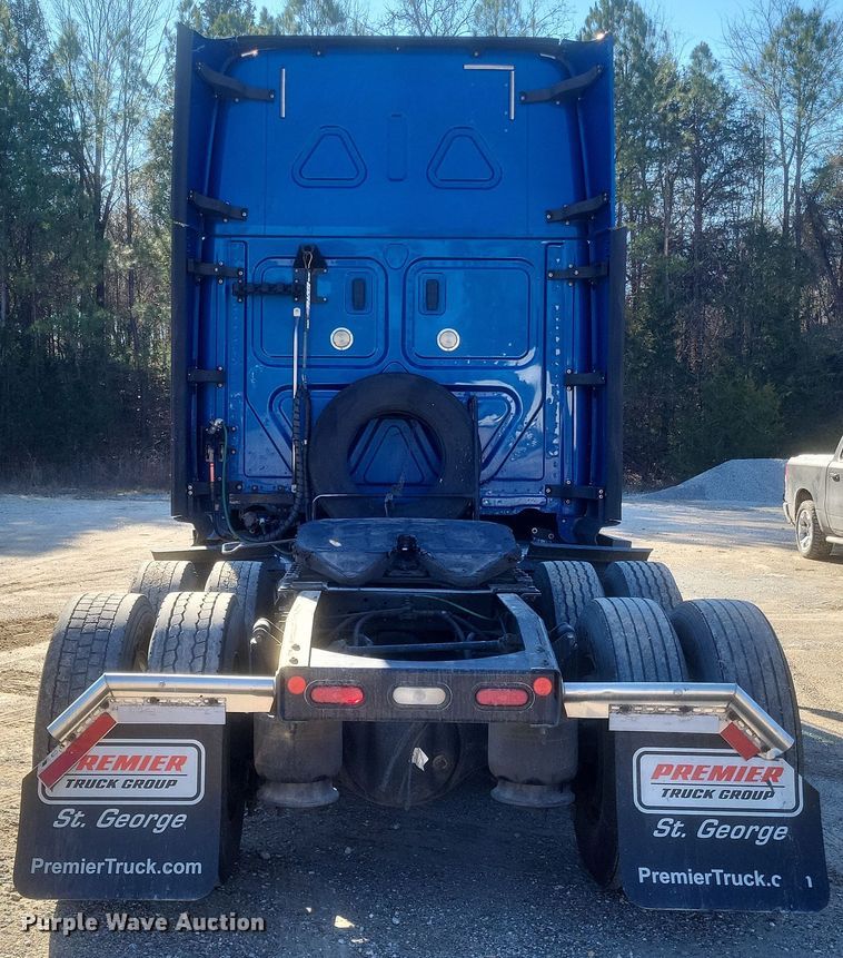 image for item DS5184 2020 Freightliner Cascadia 116 semi truck