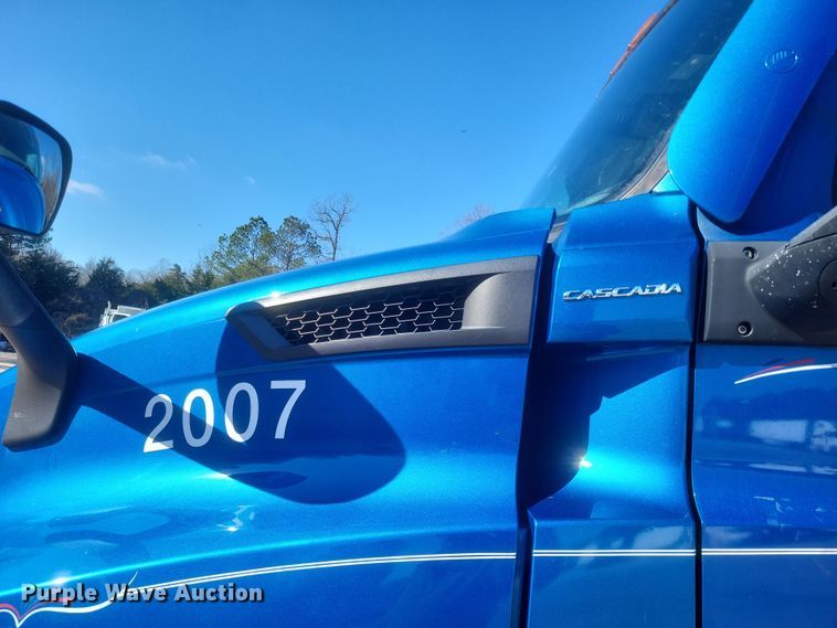 image for item DS5184 2020 Freightliner Cascadia 116 semi truck