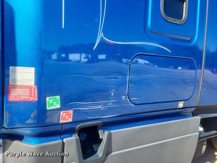 image for item DS5184 2020 Freightliner Cascadia 116 semi truck