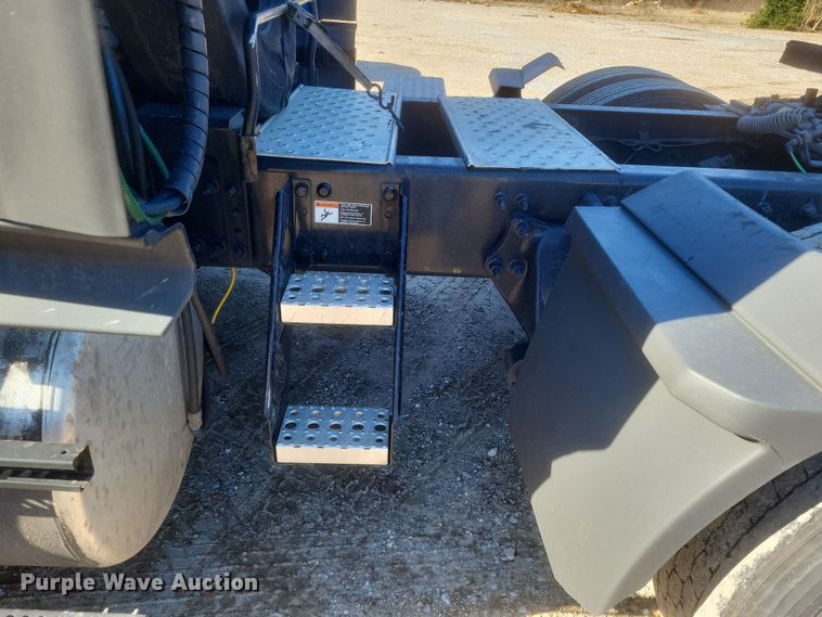 image for item DS5184 2020 Freightliner Cascadia 116 semi truck