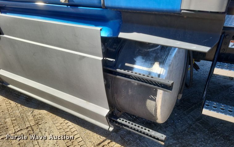 image for item DS5184 2020 Freightliner Cascadia 116 semi truck