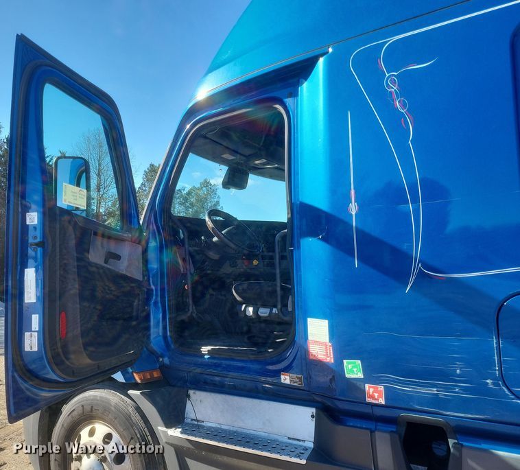 image for item DS5184 2020 Freightliner Cascadia 116 semi truck