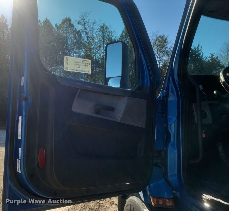 image for item DS5184 2020 Freightliner Cascadia 116 semi truck