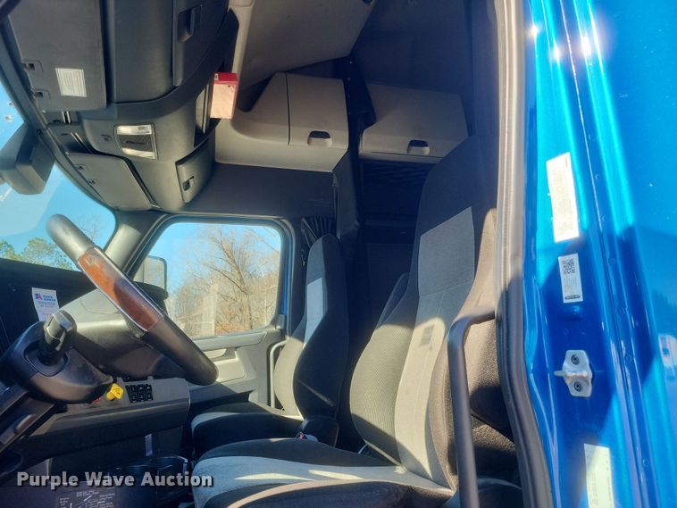 image for item DS5184 2020 Freightliner Cascadia 116 semi truck