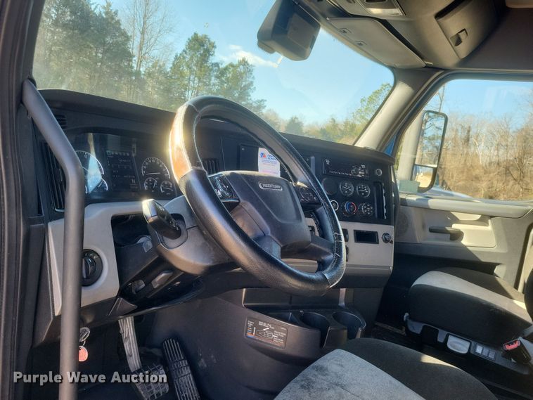 image for item DS5184 2020 Freightliner Cascadia 116 semi truck