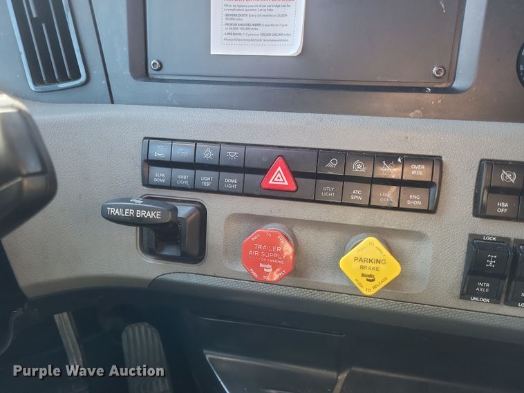 image for item DS5184 2020 Freightliner Cascadia 116 semi truck