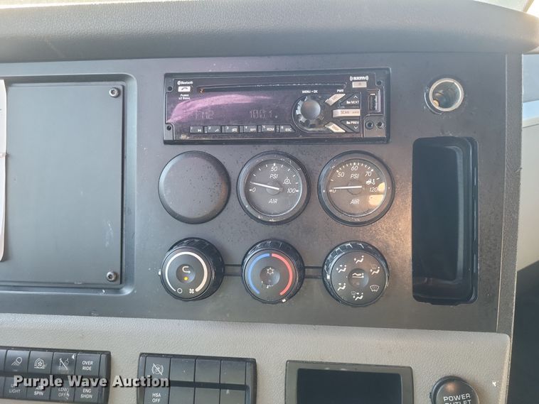 image for item DS5184 2020 Freightliner Cascadia 116 semi truck