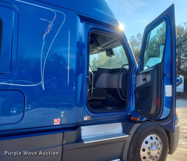 image for item DS5184 2020 Freightliner Cascadia 116 semi truck