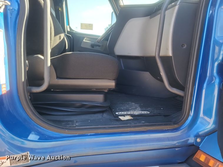 image for item DS5184 2020 Freightliner Cascadia 116 semi truck