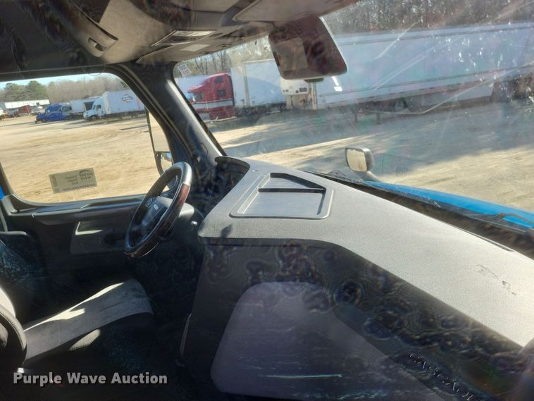 image for item DS5184 2020 Freightliner Cascadia 116 semi truck