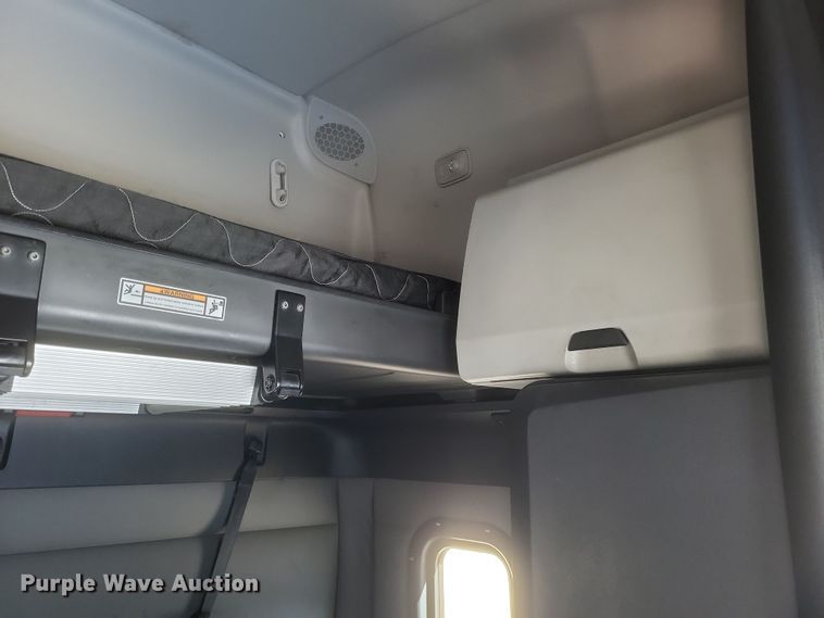 image for item DS5184 2020 Freightliner Cascadia 116 semi truck