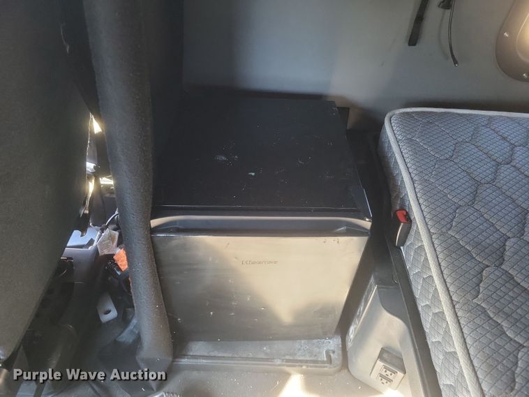 image for item DS5184 2020 Freightliner Cascadia 116 semi truck