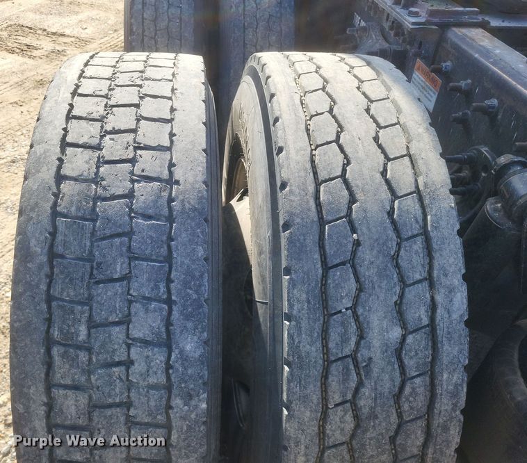 image for item DS5184 2020 Freightliner Cascadia 116 semi truck