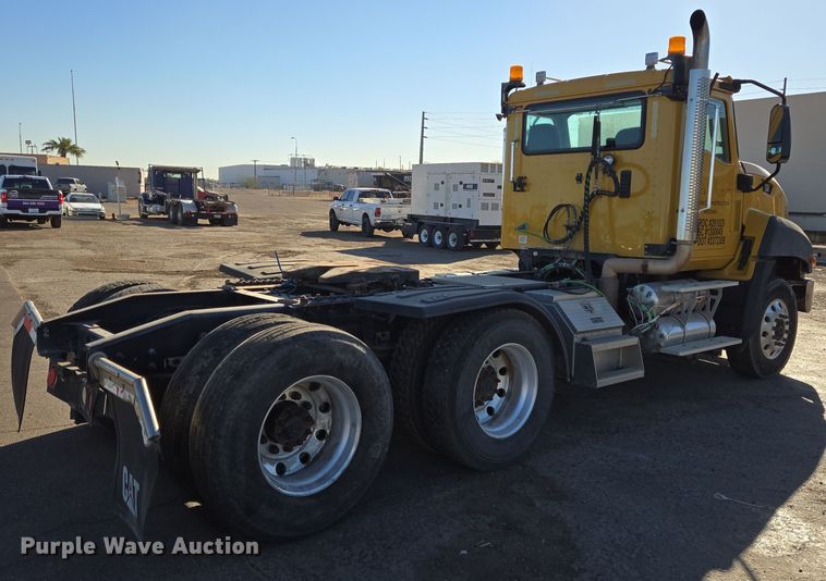 image for item DT5455 2014 Caterpillar CT660L semi truck