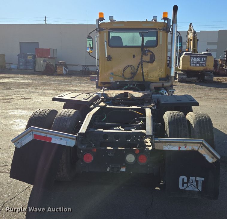 image for item DT5455 2014 Caterpillar CT660L semi truck
