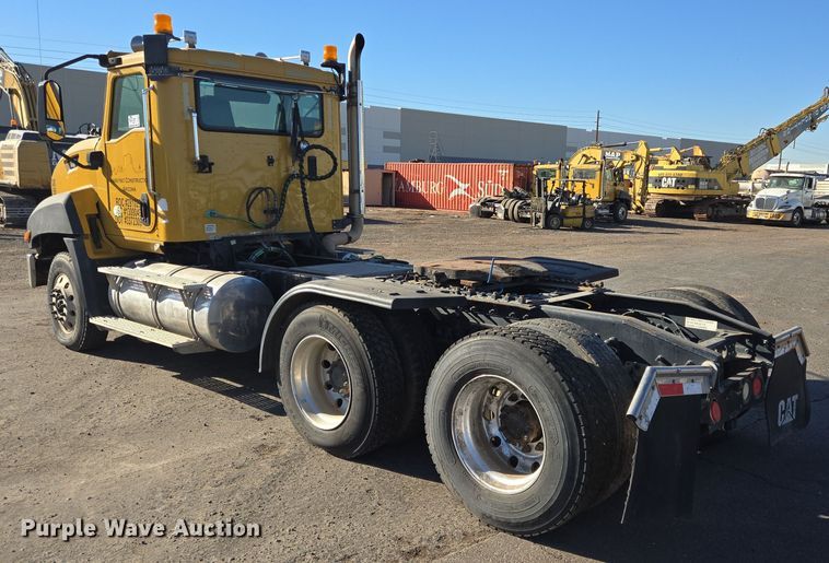 image for item DT5455 2014 Caterpillar CT660L semi truck