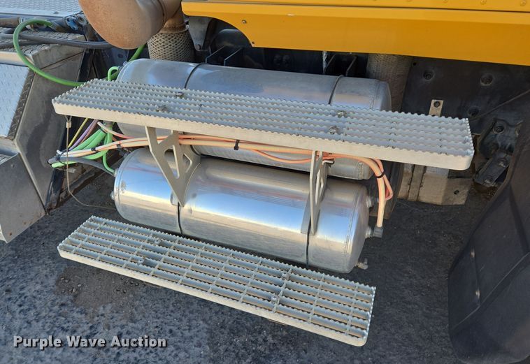 image for item DT5455 2014 Caterpillar CT660L semi truck