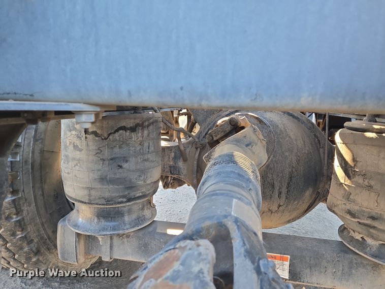 image for item DT5455 2014 Caterpillar CT660L semi truck