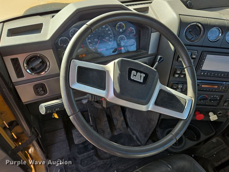 image for item DT5455 2014 Caterpillar CT660L semi truck