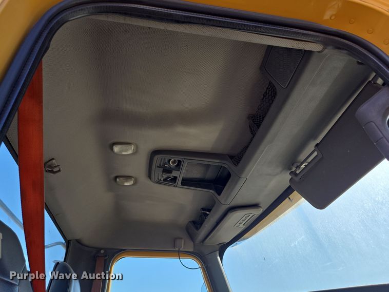 image for item DT5455 2014 Caterpillar CT660L semi truck