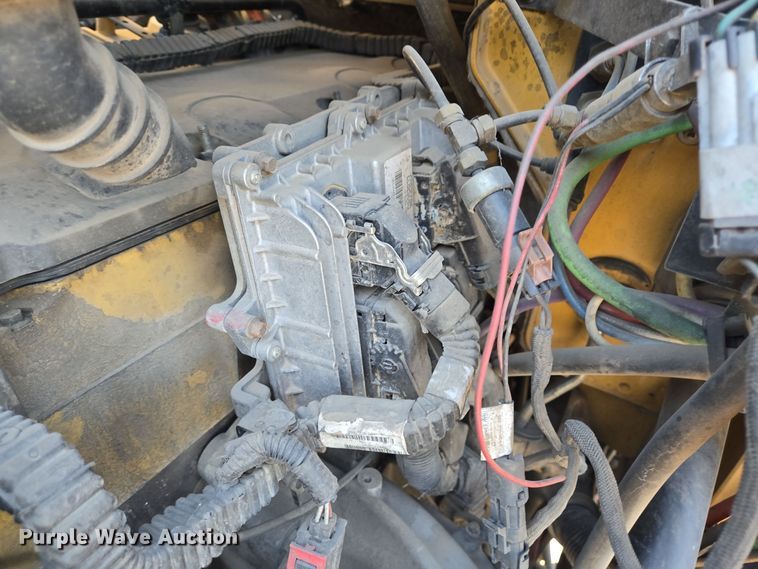 image for item DT5455 2014 Caterpillar CT660L semi truck