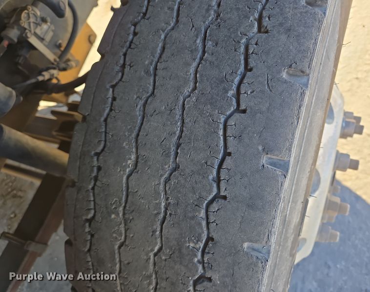 image for item DT5455 2014 Caterpillar CT660L semi truck