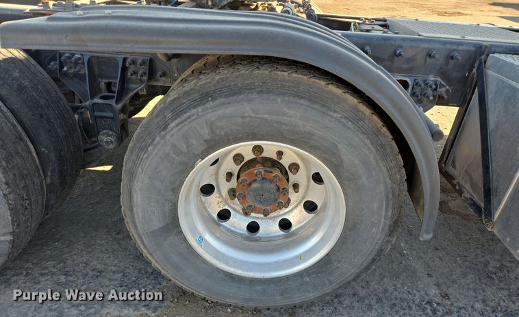 image for item DT5455 2014 Caterpillar CT660L semi truck