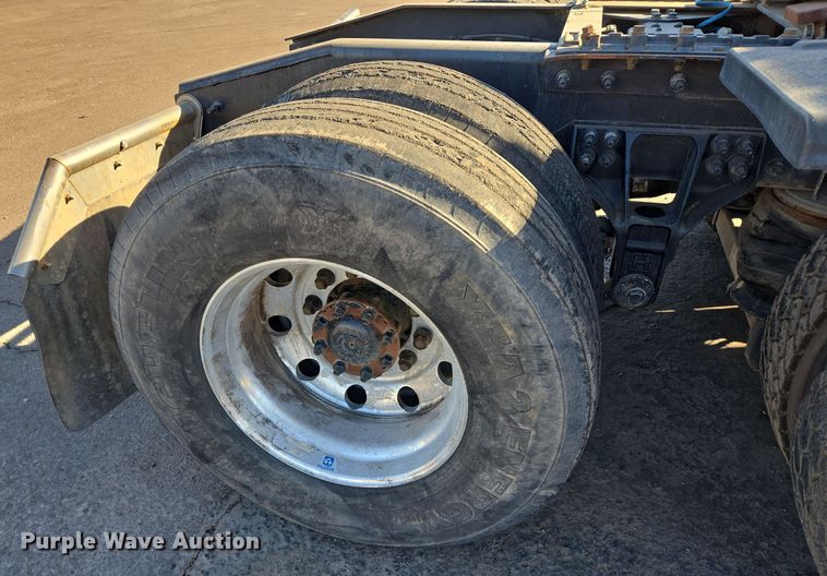 image for item DT5455 2014 Caterpillar CT660L semi truck