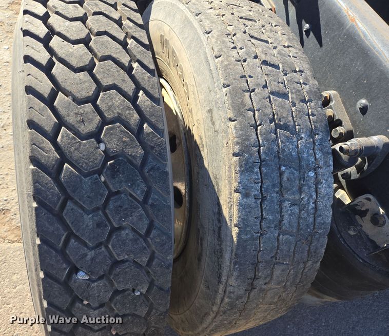 image for item DT5455 2014 Caterpillar CT660L semi truck