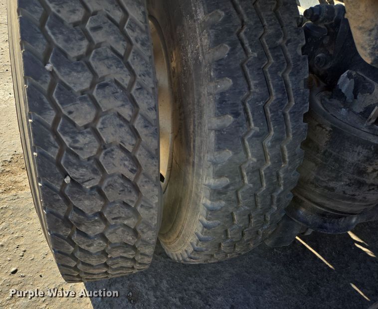 image for item DT5455 2014 Caterpillar CT660L semi truck