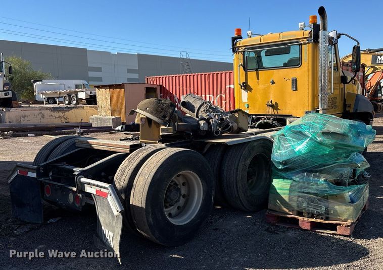 image for item DT5456 2014 Caterpillar CT660L semi truck