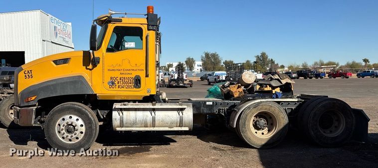 image for item DT5456 2014 Caterpillar CT660L semi truck