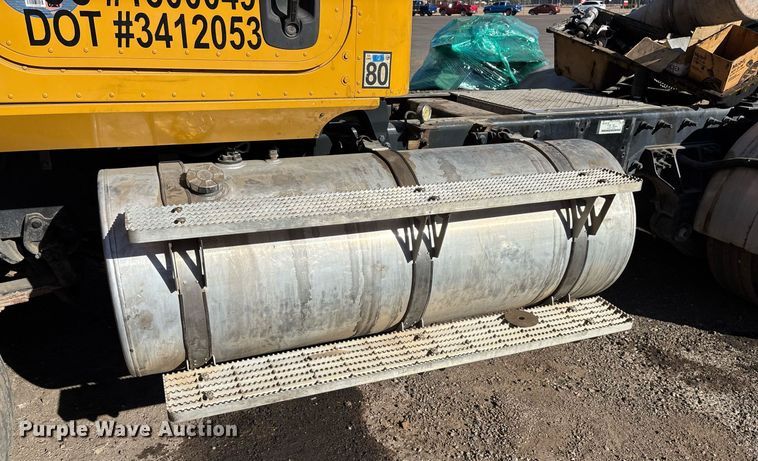 image for item DT5456 2014 Caterpillar CT660L semi truck