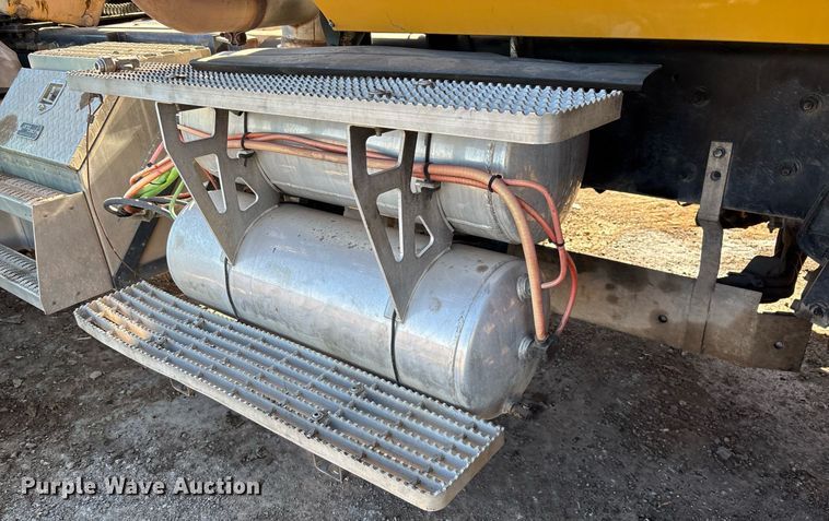 image for item DT5456 2014 Caterpillar CT660L semi truck