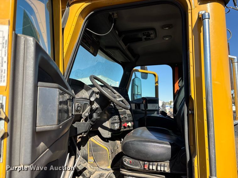 image for item DT5456 2014 Caterpillar CT660L semi truck