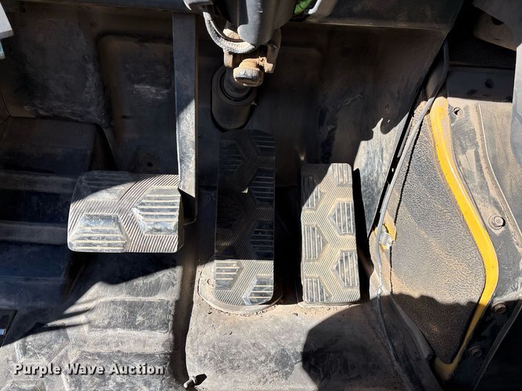 image for item DT5456 2014 Caterpillar CT660L semi truck