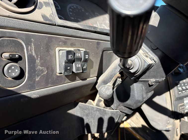 image for item DT5456 2014 Caterpillar CT660L semi truck