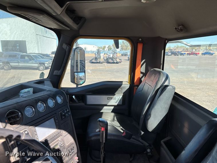 image for item DT5456 2014 Caterpillar CT660L semi truck