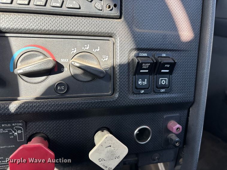 image for item DT5456 2014 Caterpillar CT660L semi truck