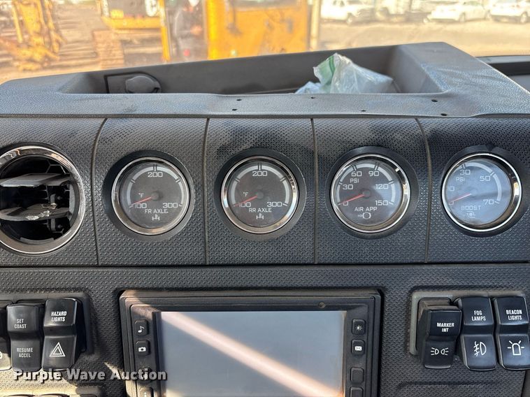 image for item DT5456 2014 Caterpillar CT660L semi truck