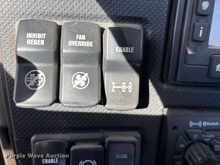 image for item DT5456 2014 Caterpillar CT660L semi truck